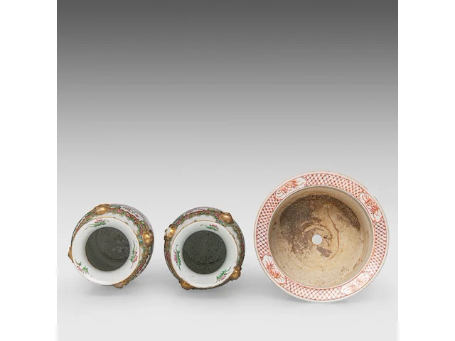A fine chinese famille rose 'auspicious emblems' planter and a pair of canton rose vases, 19thc, tallest h 37,5 cm - afbeelding 5 van  6