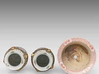 A fine chinese famille rose 'auspicious emblems' planter and a pair of canton rose vases, 19thc, tallest h 37,5 cm - afbeelding 5 van  6