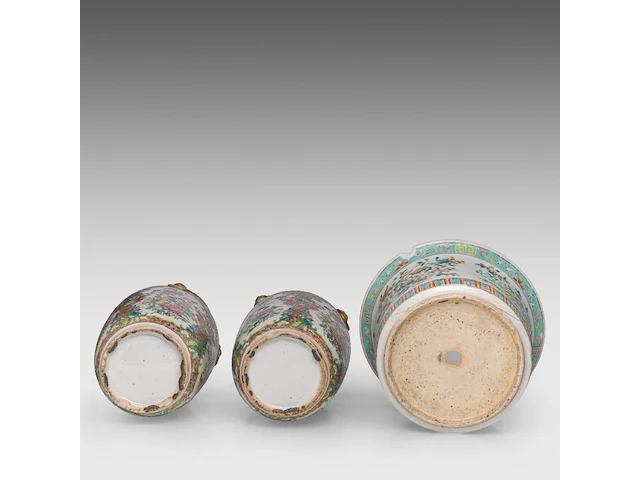A fine chinese famille rose 'auspicious emblems' planter and a pair of canton rose vases, 19thc, tallest h 37,5 cm - afbeelding 6 van  6