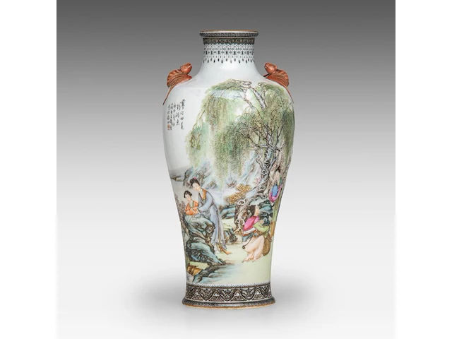 A fine chinese famille rose 'beauties in a garden' vase, signed, paired with 'bat' handles, republic period, h 34,5 cm - afbeelding 1 van  7