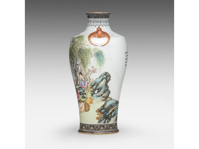 A fine chinese famille rose 'beauties in a garden' vase, signed, paired with 'bat' handles, republic period, h 34,5 cm - afbeelding 2 van  7