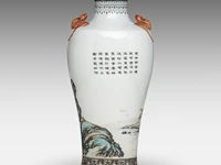A fine chinese famille rose 'beauties in a garden' vase, signed, paired with 'bat' handles, republic period, h 34,5 cm - afbeelding 3 van  7