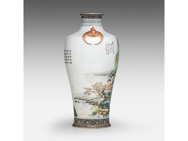 A fine chinese famille rose 'beauties in a garden' vase, signed, paired with 'bat' handles, republic period, h 34,5 cm - afbeelding 4 van  7
