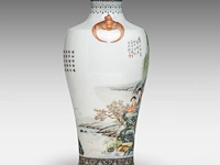 A fine chinese famille rose 'beauties in a garden' vase, signed, paired with 'bat' handles, republic period, h 34,5 cm - afbeelding 4 van  7