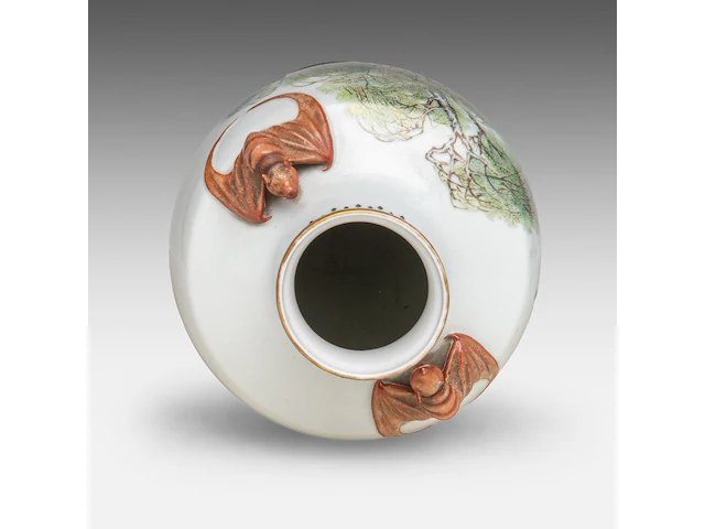 A fine chinese famille rose 'beauties in a garden' vase, signed, paired with 'bat' handles, republic period, h 34,5 cm - afbeelding 5 van  7