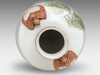 A fine chinese famille rose 'beauties in a garden' vase, signed, paired with 'bat' handles, republic period, h 34,5 cm - afbeelding 5 van  7