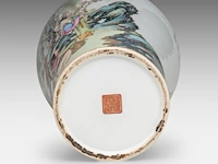 A fine chinese famille rose 'beauties in a garden' vase, signed, paired with 'bat' handles, republic period, h 34,5 cm - afbeelding 6 van  7