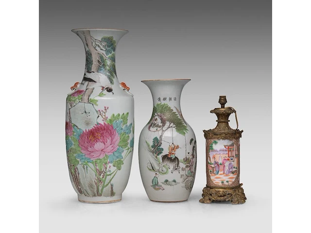 A fine chinese famille rose 'birds and flowers' vase, a signed text, late 19thc, h 59,5 cm - added two famille rose vases, 19thc, 42,5 cm - afbeelding 1 van  6
