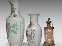 A fine chinese famille rose 'birds and flowers' vase, a signed text, late 19thc, h 59,5 cm - added two famille rose vases, 19thc, 42,5 cm - afbeelding 2 van  6