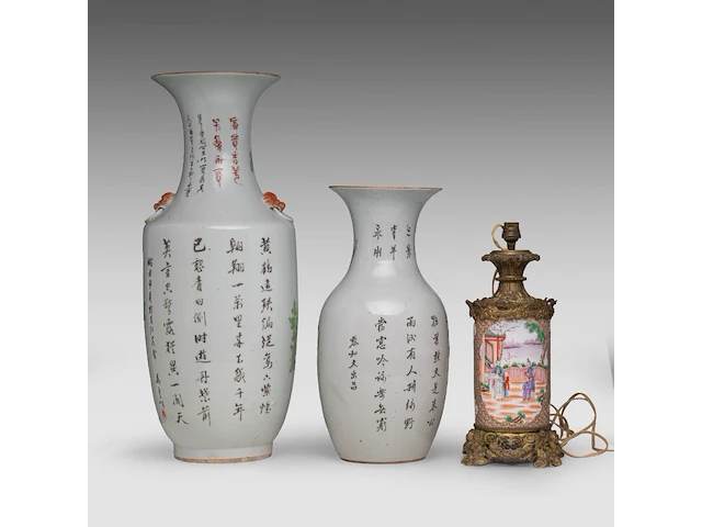 A fine chinese famille rose 'birds and flowers' vase, a signed text, late 19thc, h 59,5 cm - added two famille rose vases, 19thc, 42,5 cm - afbeelding 3 van  6