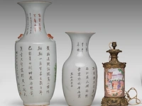 A fine chinese famille rose 'birds and flowers' vase, a signed text, late 19thc, h 59,5 cm - added two famille rose vases, 19thc, 42,5 cm - afbeelding 3 van  6