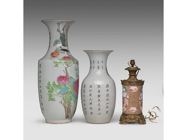 A fine chinese famille rose 'birds and flowers' vase, a signed text, late 19thc, h 59,5 cm - added two famille rose vases, 19thc, 42,5 cm - afbeelding 4 van  6