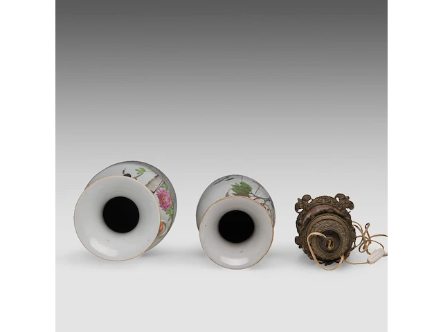 A fine chinese famille rose 'birds and flowers' vase, a signed text, late 19thc, h 59,5 cm - added two famille rose vases, 19thc, 42,5 cm - afbeelding 5 van  6