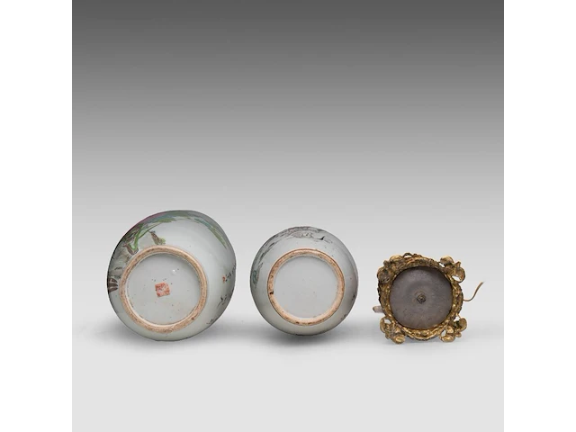 A fine chinese famille rose 'birds and flowers' vase, a signed text, late 19thc, h 59,5 cm - added two famille rose vases, 19thc, 42,5 cm - afbeelding 6 van  6
