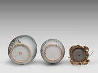 A fine chinese famille rose 'birds and flowers' vase, a signed text, late 19thc, h 59,5 cm - added two famille rose vases, 19thc, 42,5 cm - afbeelding 6 van  6