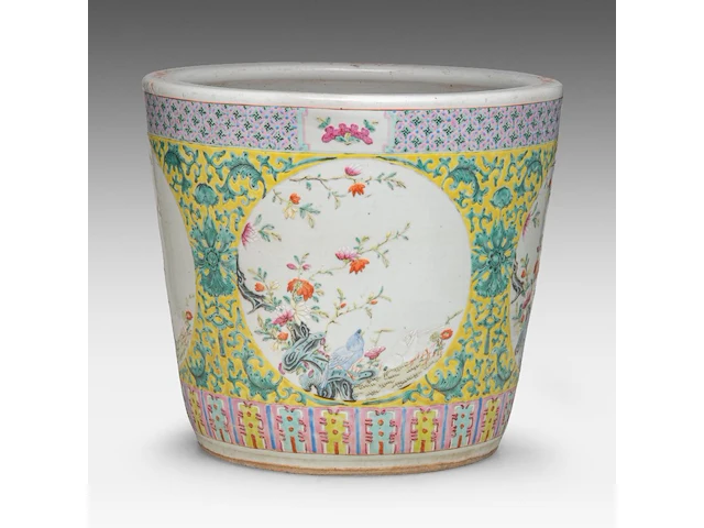 A fine chinese famille rose 'flower garden' planter cache pot, 19thc, h 33 - ø 36,5 cm - afbeelding 1 van  7