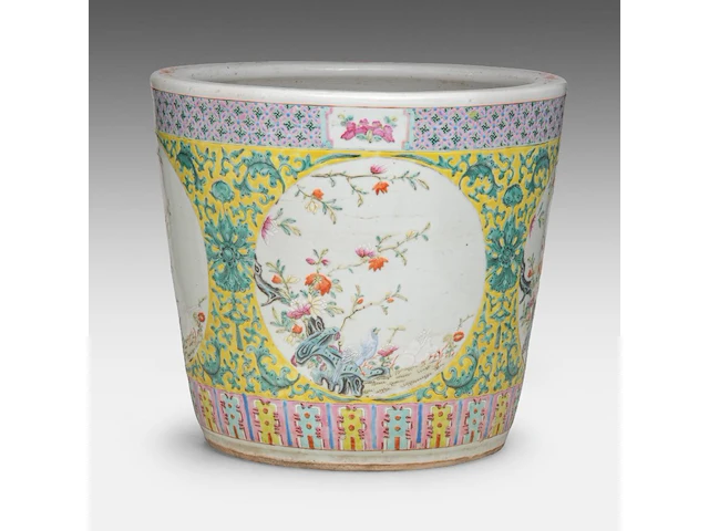 A fine chinese famille rose 'flower garden' planter cache pot, 19thc, h 33 - ø 36,5 cm - afbeelding 2 van  7