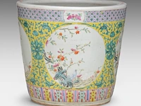 A fine chinese famille rose 'flower garden' planter cache pot, 19thc, h 33 - ø 36,5 cm - afbeelding 2 van  7