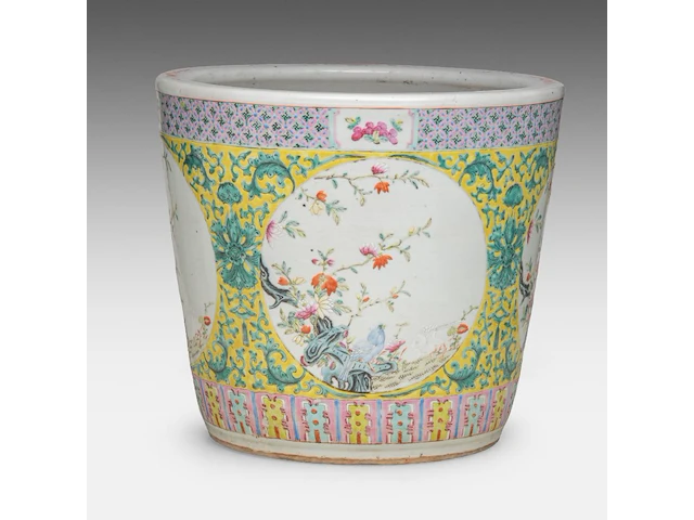 A fine chinese famille rose 'flower garden' planter cache pot, 19thc, h 33 - ø 36,5 cm - afbeelding 3 van  7