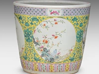A fine chinese famille rose 'flower garden' planter cache pot, 19thc, h 33 - ø 36,5 cm - afbeelding 3 van  7