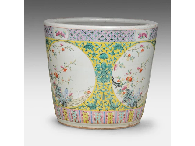 A fine chinese famille rose 'flower garden' planter cache pot, 19thc, h 33 - ø 36,5 cm - afbeelding 4 van  7