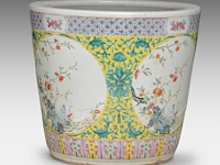 A fine chinese famille rose 'flower garden' planter cache pot, 19thc, h 33 - ø 36,5 cm - afbeelding 4 van  7