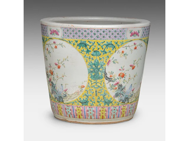 A fine chinese famille rose 'flower garden' planter cache pot, 19thc, h 33 - ø 36,5 cm - afbeelding 5 van  7