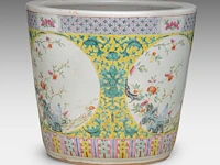 A fine chinese famille rose 'flower garden' planter cache pot, 19thc, h 33 - ø 36,5 cm - afbeelding 5 van  7