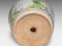 A fine chinese famille rose 'flower garden' planter cache pot, 19thc, h 33 - ø 36,5 cm - afbeelding 7 van  7