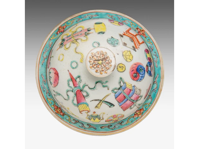 A fine chinese famille rose 'one hundred butterflies' washbasin, le shou tang mark, 19thc, h 13 - ø 39 cm - added a covered vase, 19thc, total h 44 cm - afbeelding 3 van  16