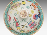 A fine chinese famille rose 'one hundred butterflies' washbasin, le shou tang mark, 19thc, h 13 - ø 39 cm - added a covered vase, 19thc, total h 44 cm - afbeelding 3 van  16