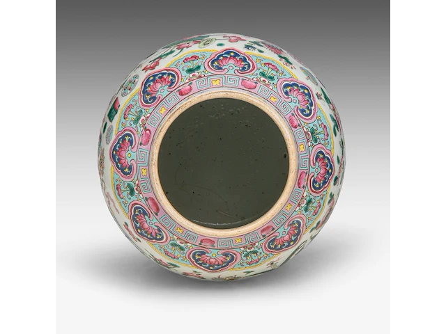 A fine chinese famille rose 'one hundred butterflies' washbasin, le shou tang mark, 19thc, h 13 - ø 39 cm - added a covered vase, 19thc, total h 44 cm - afbeelding 5 van  16