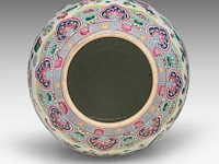 A fine chinese famille rose 'one hundred butterflies' washbasin, le shou tang mark, 19thc, h 13 - ø 39 cm - added a covered vase, 19thc, total h 44 cm - afbeelding 5 van  16