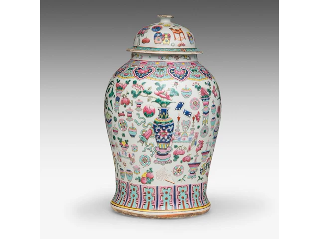A fine chinese famille rose 'one hundred butterflies' washbasin, le shou tang mark, 19thc, h 13 - ø 39 cm - added a covered vase, 19thc, total h 44 cm - afbeelding 6 van  16