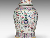 A fine chinese famille rose 'one hundred butterflies' washbasin, le shou tang mark, 19thc, h 13 - ø 39 cm - added a covered vase, 19thc, total h 44 cm - afbeelding 6 van  16