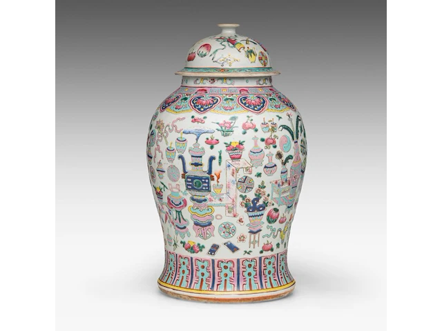 A fine chinese famille rose 'one hundred butterflies' washbasin, le shou tang mark, 19thc, h 13 - ø 39 cm - added a covered vase, 19thc, total h 44 cm - afbeelding 7 van  16