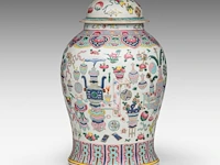 A fine chinese famille rose 'one hundred butterflies' washbasin, le shou tang mark, 19thc, h 13 - ø 39 cm - added a covered vase, 19thc, total h 44 cm - afbeelding 7 van  16