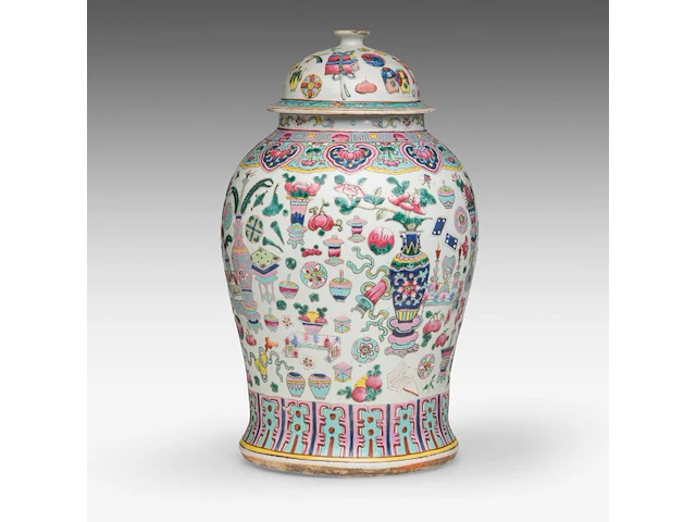 A fine chinese famille rose 'one hundred butterflies' washbasin, le shou tang mark, 19thc, h 13 - ø 39 cm - added a covered vase, 19thc, total h 44 cm - afbeelding 8 van  16