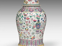 A fine chinese famille rose 'one hundred butterflies' washbasin, le shou tang mark, 19thc, h 13 - ø 39 cm - added a covered vase, 19thc, total h 44 cm - afbeelding 8 van  16