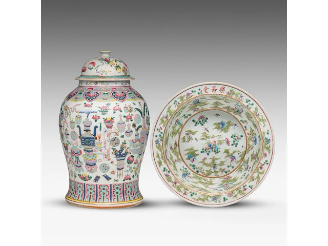 A fine chinese famille rose 'one hundred butterflies' washbasin, le shou tang mark, 19thc, h 13 - ø 39 cm - added a covered vase, 19thc, total h 44 cm - afbeelding 1 van  16