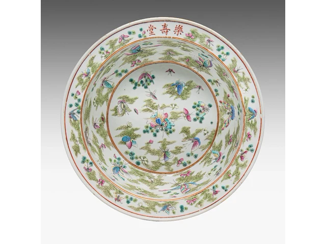 A fine chinese famille rose 'one hundred butterflies' washbasin, le shou tang mark, 19thc, h 13 - ø 39 cm - added a covered vase, 19thc, total h 44 cm - afbeelding 9 van  16