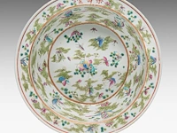 A fine chinese famille rose 'one hundred butterflies' washbasin, le shou tang mark, 19thc, h 13 - ø 39 cm - added a covered vase, 19thc, total h 44 cm - afbeelding 9 van  16