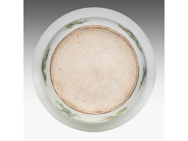 A fine chinese famille rose 'one hundred butterflies' washbasin, le shou tang mark, 19thc, h 13 - ø 39 cm - added a covered vase, 19thc, total h 44 cm - afbeelding 10 van  16