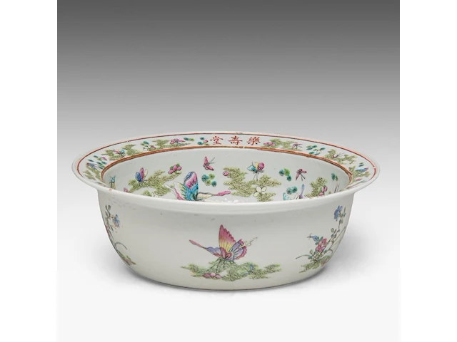 A fine chinese famille rose 'one hundred butterflies' washbasin, le shou tang mark, 19thc, h 13 - ø 39 cm - added a covered vase, 19thc, total h 44 cm - afbeelding 11 van  16