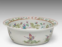 A fine chinese famille rose 'one hundred butterflies' washbasin, le shou tang mark, 19thc, h 13 - ø 39 cm - added a covered vase, 19thc, total h 44 cm - afbeelding 11 van  16