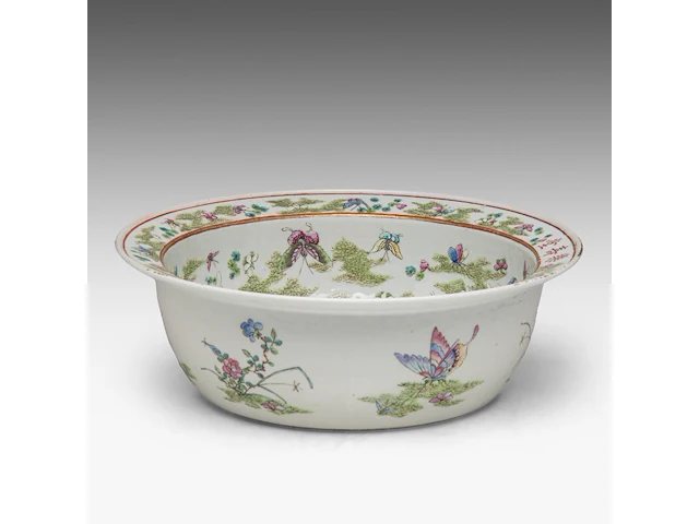 A fine chinese famille rose 'one hundred butterflies' washbasin, le shou tang mark, 19thc, h 13 - ø 39 cm - added a covered vase, 19thc, total h 44 cm - afbeelding 12 van  16