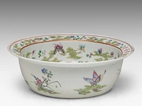 A fine chinese famille rose 'one hundred butterflies' washbasin, le shou tang mark, 19thc, h 13 - ø 39 cm - added a covered vase, 19thc, total h 44 cm - afbeelding 12 van  16