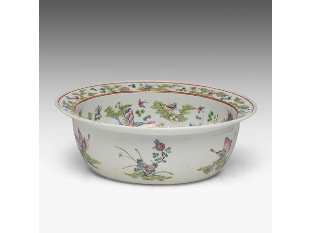 A fine chinese famille rose 'one hundred butterflies' washbasin, le shou tang mark, 19thc, h 13 - ø 39 cm - added a covered vase, 19thc, total h 44 cm - afbeelding 13 van  16