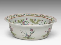A fine chinese famille rose 'one hundred butterflies' washbasin, le shou tang mark, 19thc, h 13 - ø 39 cm - added a covered vase, 19thc, total h 44 cm - afbeelding 13 van  16