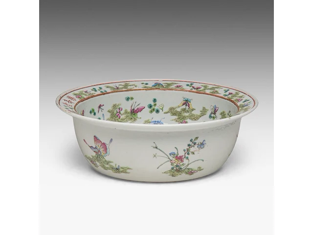 A fine chinese famille rose 'one hundred butterflies' washbasin, le shou tang mark, 19thc, h 13 - ø 39 cm - added a covered vase, 19thc, total h 44 cm - afbeelding 14 van  16